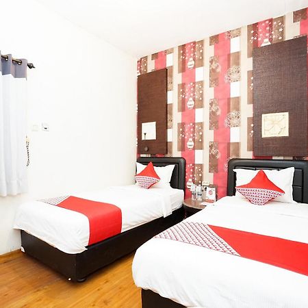 Oyo 425 Mojokerto Guesthouse Esterno foto